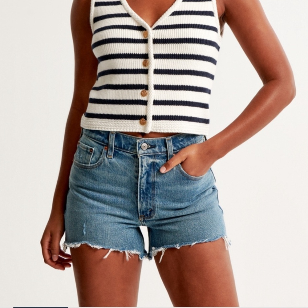 NWT Abercrombie 4” mom short high rise
